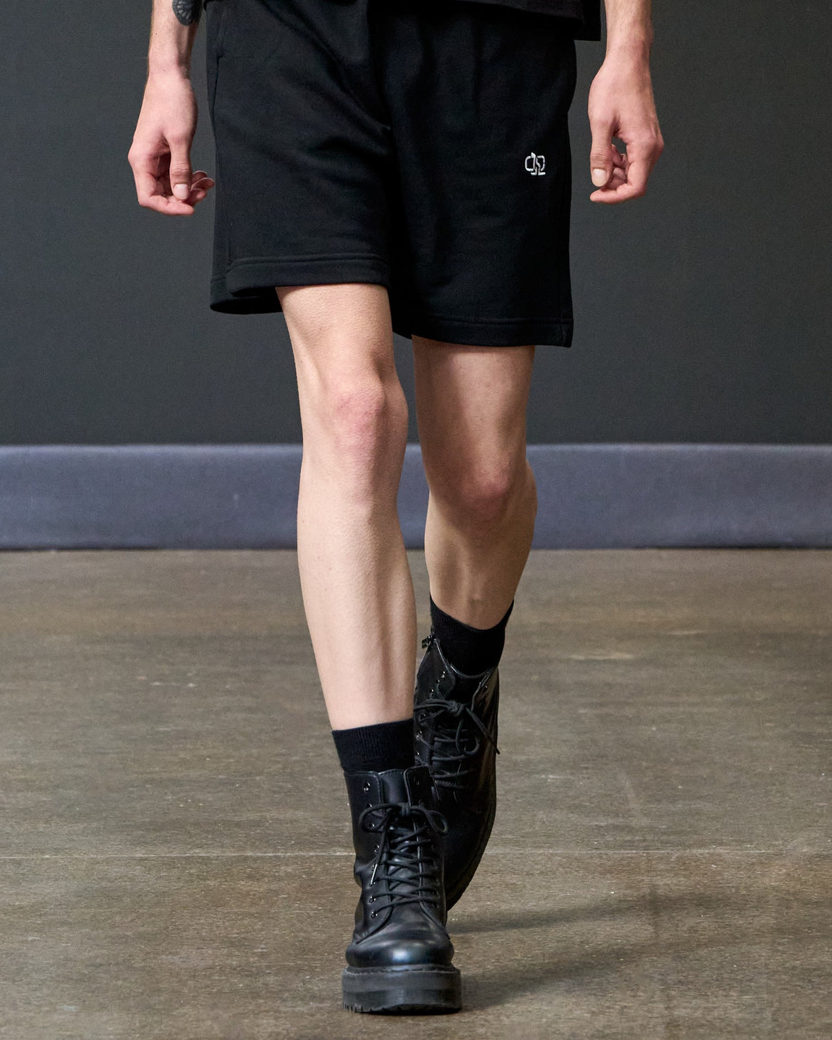 Look 01 · T-shirt, short et écharpe