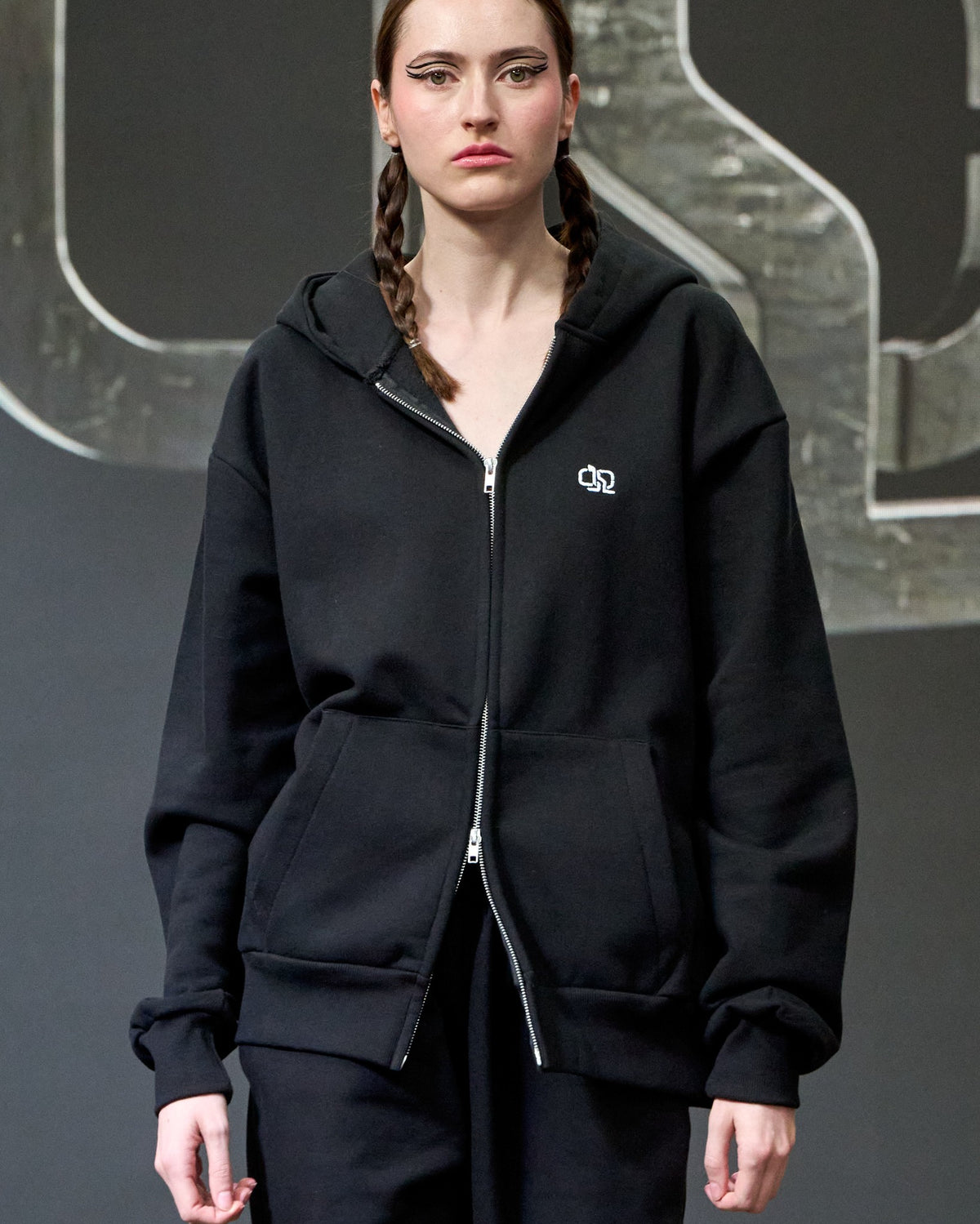 Look 06 · Hoodie zippé et jogging