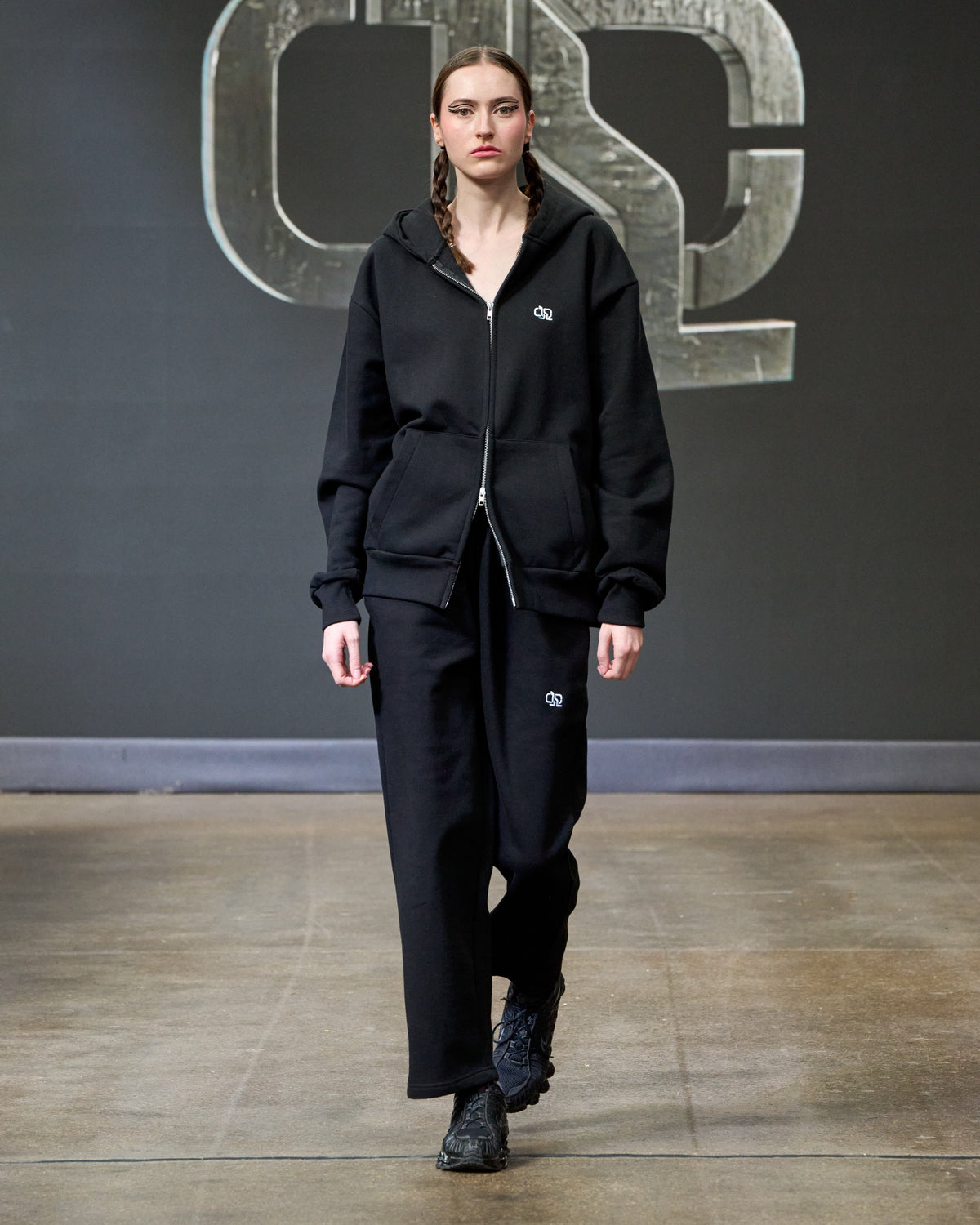 Hoodie zippé Basics porté au défilé OSCURO UMBRA, London Fashion Week SS27