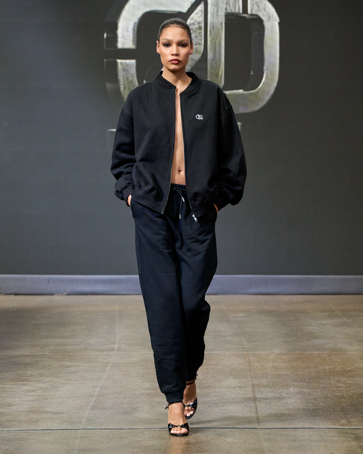 Jogging UMBRA porté au défilé OSCURO UMBRA, look 09, London Fashion Week SS27