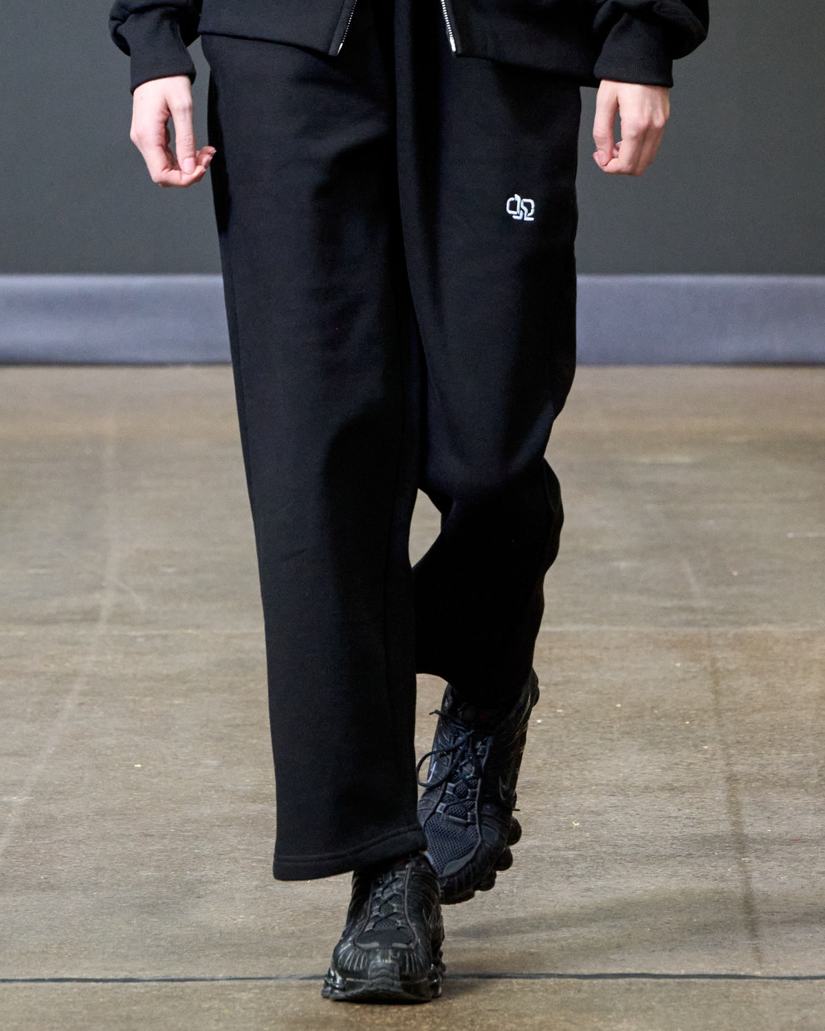 Look 06 · Hoodie zippé et jogging