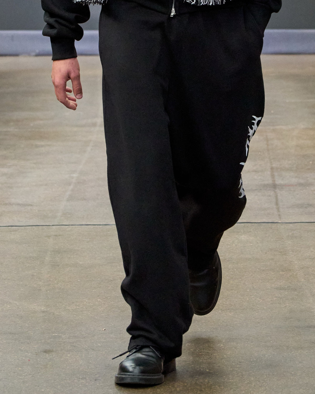 Look 07 · Hoodie zippé, jogging et écharpe